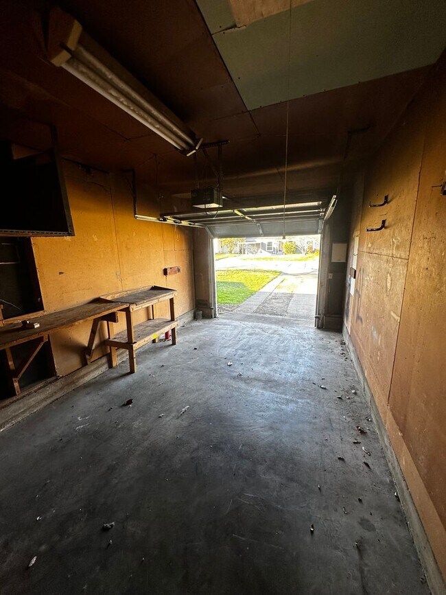 Building Photo - 3 bedroom 1 bathroom with 1 car garage in 76107