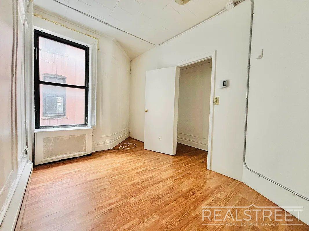 Building Photo - Rare Deal for a Spacious 2-Bedroom in Prime Bushwick with Gorgeous Views Overlooking Maria Hernandez