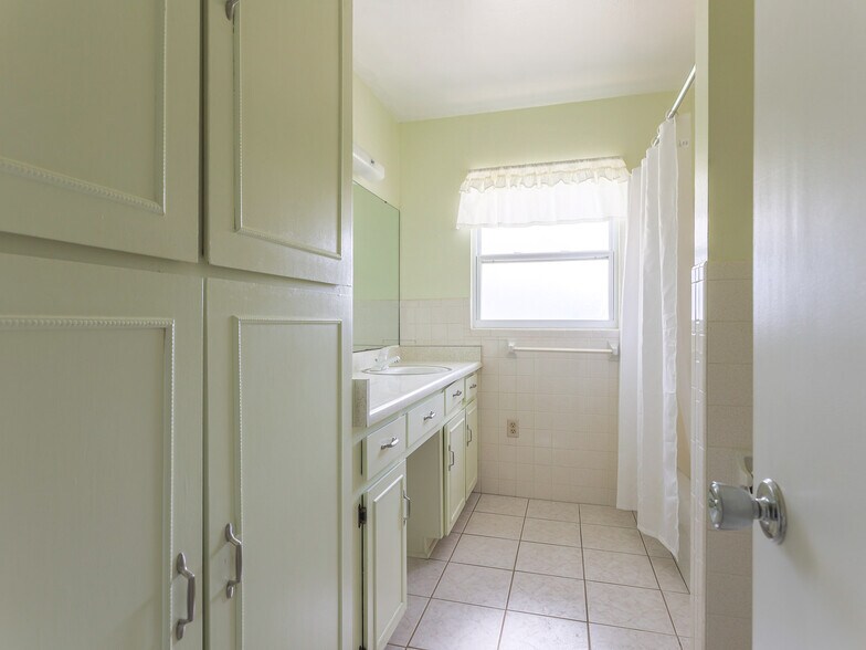 Building Photo - 1631 Canal Ct