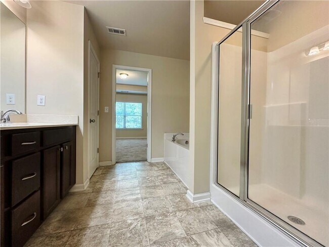 Building Photo - 244 Highland Pointe Cir E