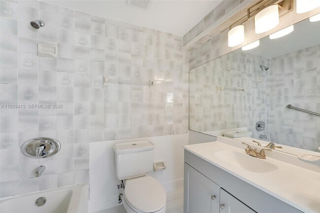 Building Photo - 777 SW 9th Ave