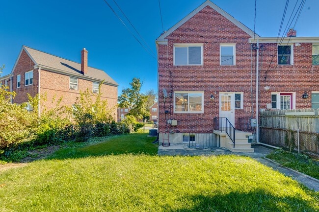 Building Photo - Charming End-Unit Townhome
