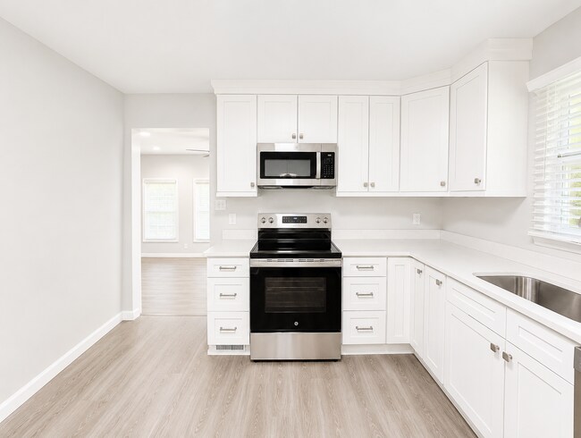 Building Photo - Renovated Candler Rental!