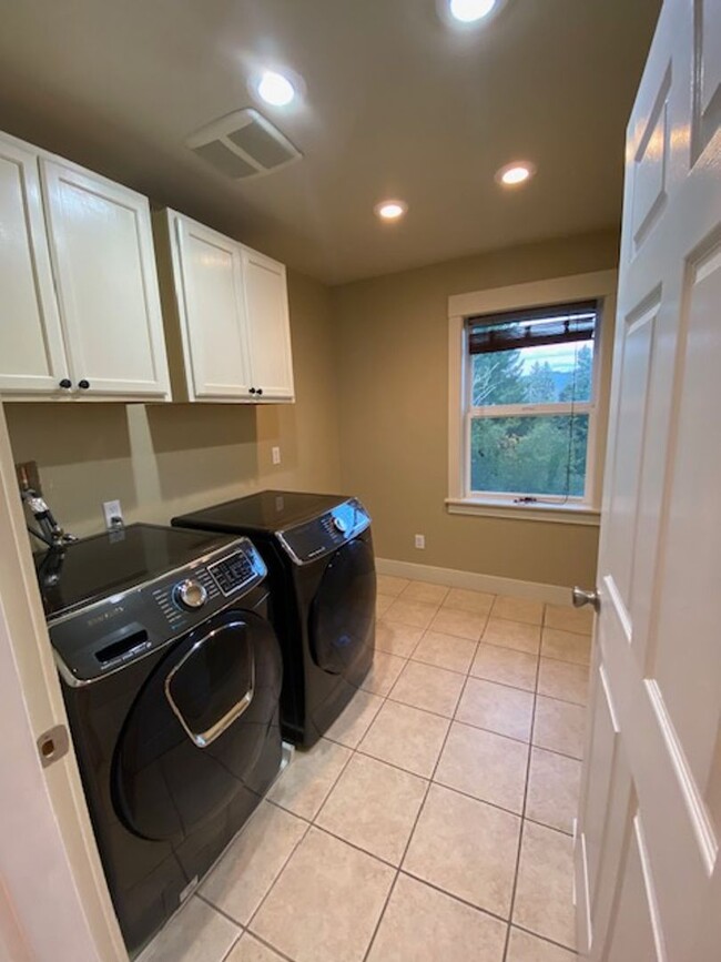 Building Photo - Charming home located in beautiful Orting!