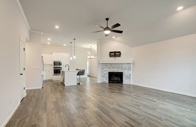 Building Photo - 4 Bedroom 2 Bathroom home with all appliances included