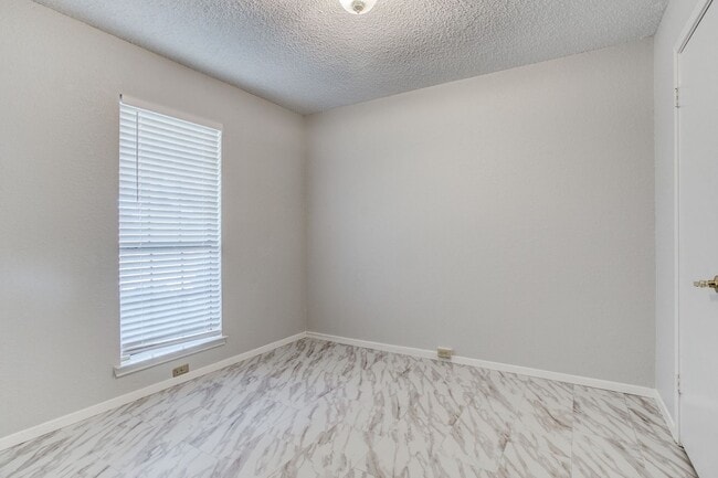 Building Photo - 3 Bedroom Duplex - Updated and Bright - Av...