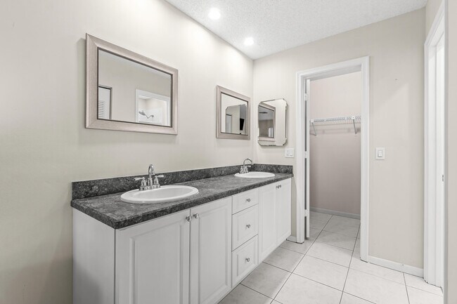 Building Photo - 1521 NW 19th Terrace