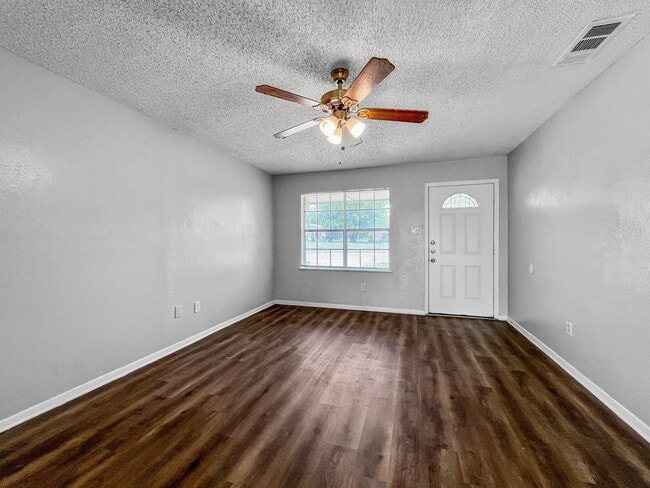 Building Photo - Pet-Friendly 5BR/2BA Home w/ Garage & Fenc...