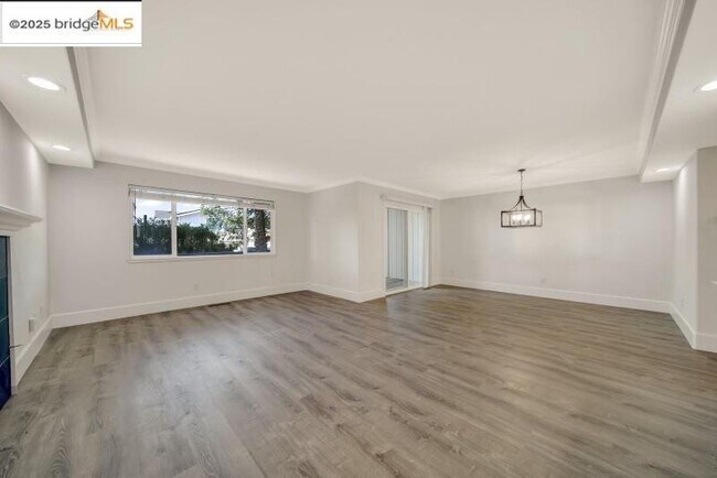 Building Photo - 905 Lido Cir