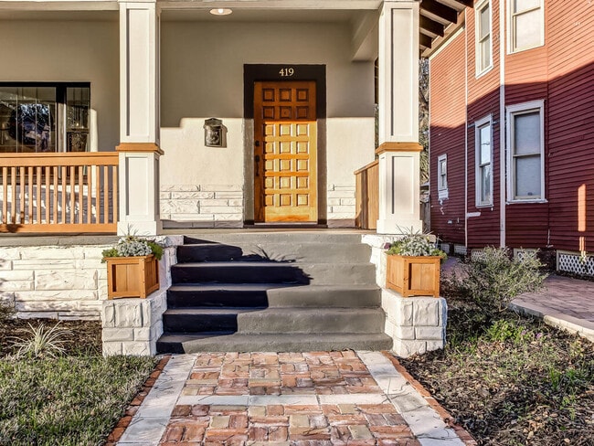 Building Photo - 419 E 3rd St