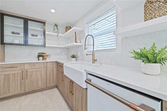 Building Photo - 405 28th St