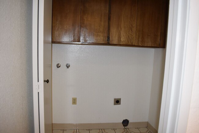 Building Photo - Freshly updated condo unit with a communit...