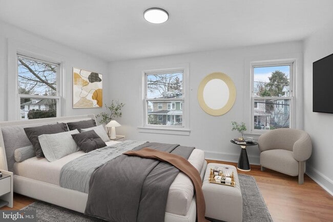 Building Photo - 34 E Hendrickson Ave