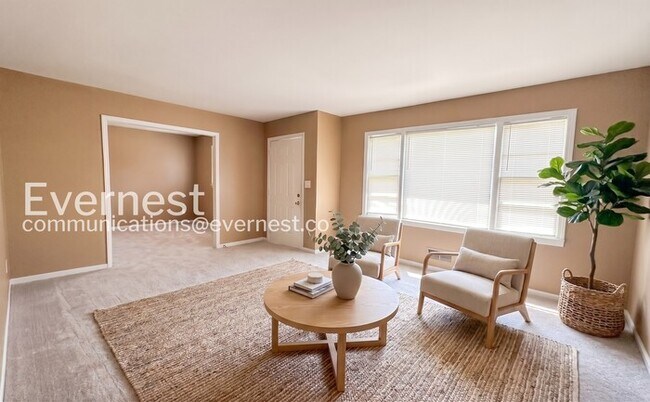 Building Photo - 4 Bed, 2 Bath Home with Fenced Yard / Available Now!