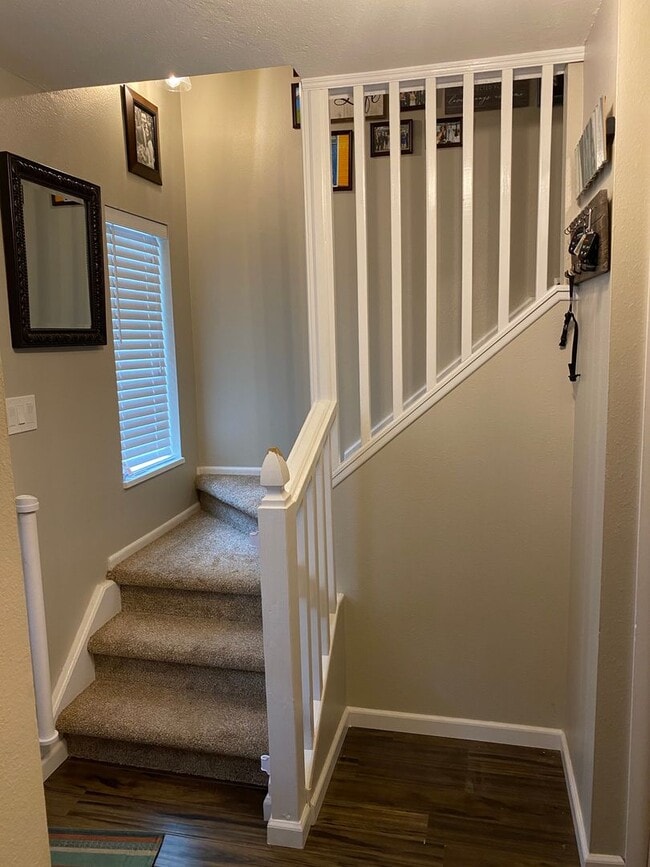 Building Photo - Cute Cozy Renovated Townhome with Basement