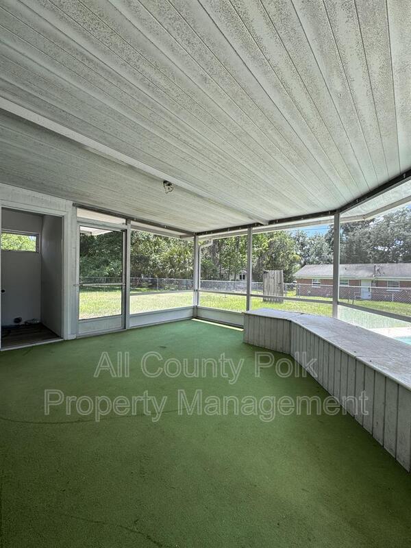 Building Photo - 2255 E Helen Cir