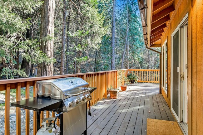 Building Photo - Stunning Lodge Near Beautiful Lake Gregory