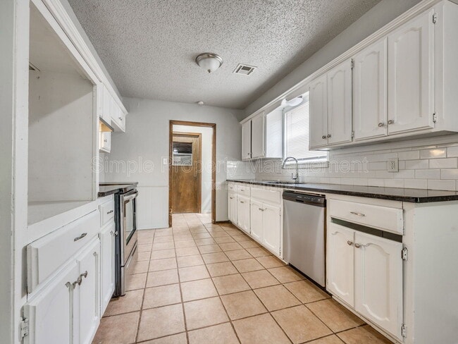 Building Photo - 1706 High Meadows Dr
