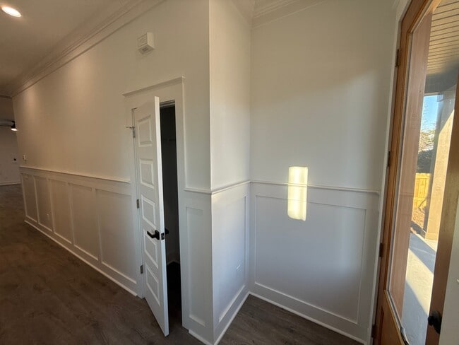 Building Photo - 2018 Riverview Ave