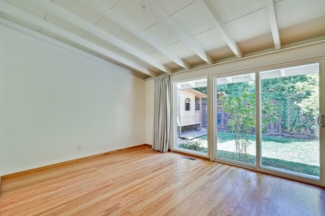 Building Photo - 3 Bed 2 Bath Mackay Home in Desirable Mont...