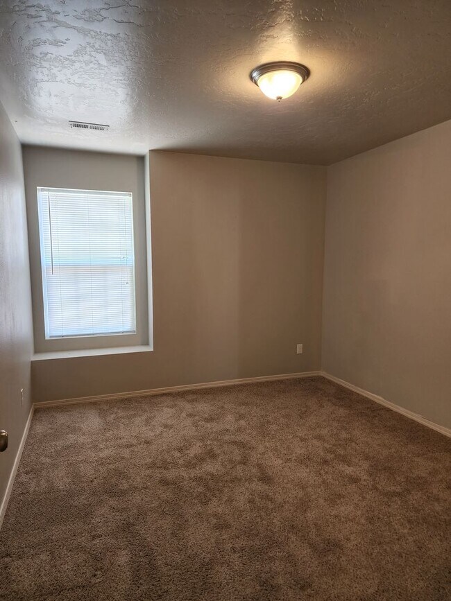 Building Photo - Beautiful 3 bedroom, 2.5 bathroom home with loft  in West Boise. Great floor plan that has everyt...