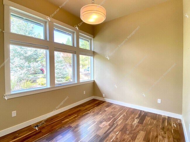 Building Photo - Elegant Single-Level Home in Northwest Cro...