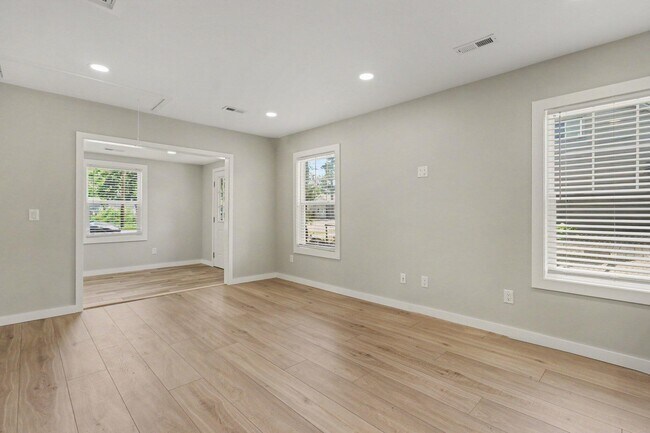 Building Photo - 319 Dunham St