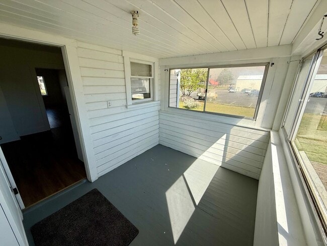 Building Photo - Charming 2-Bedroom, 1-Bathroom House for R...