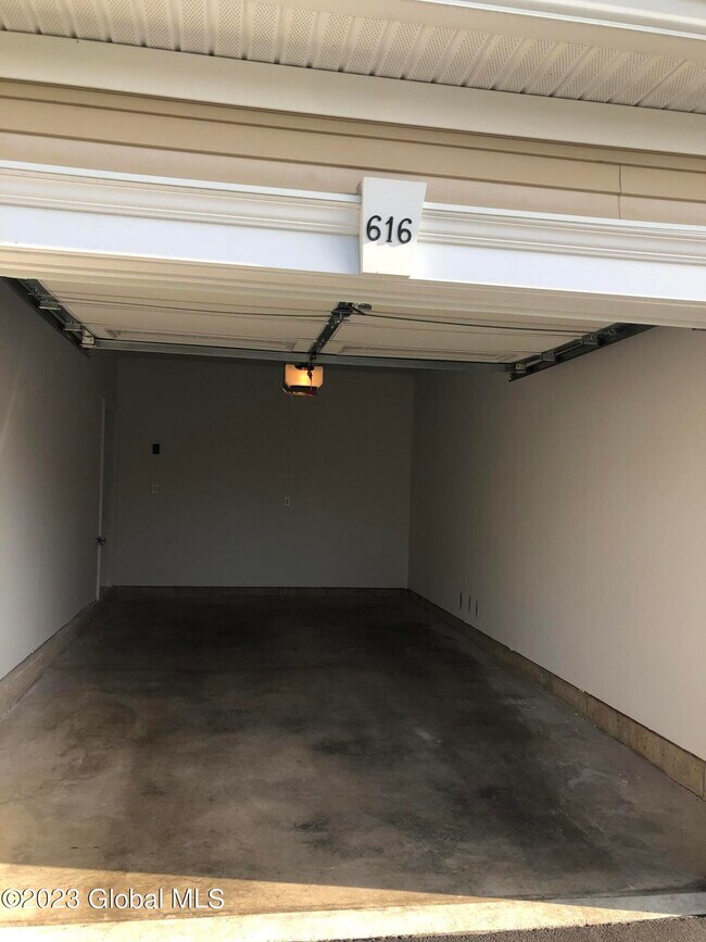 Building Photo - 616 Lois Ln
