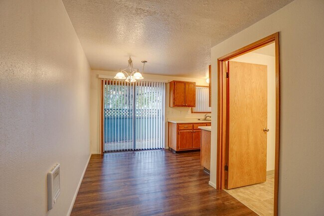 Building Photo - **Free February & March Rent **Fanno Creek Condo - Lovely Condo in Heart of Tigard