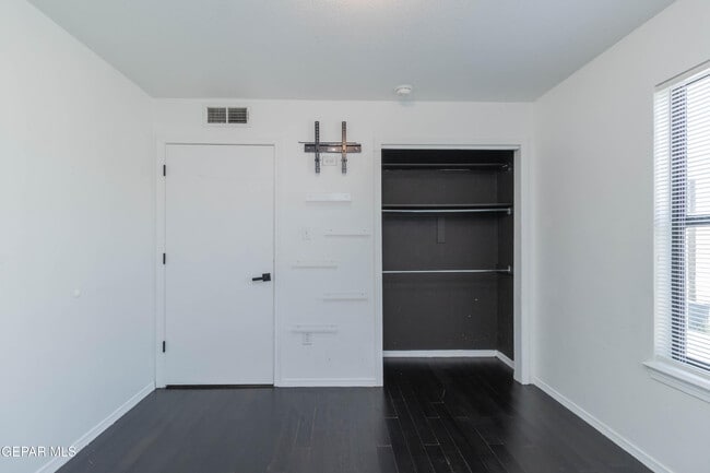Building Photo - 716 Nazareno St