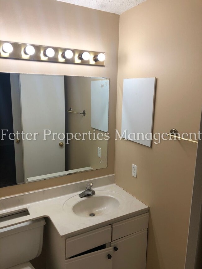 Building Photo - Eastside Evansville Condo!!!