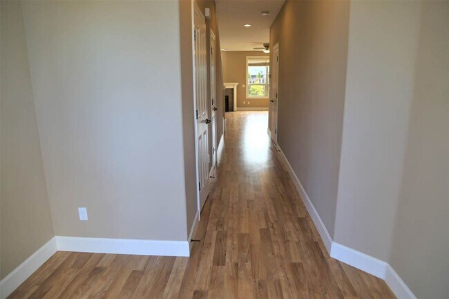 Building Photo - Nice 4bed/2.5 Bath Home, Gas Range