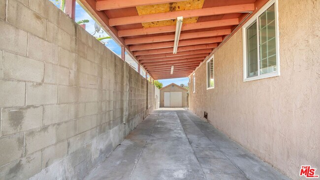 Building Photo - 472 N Ezra St