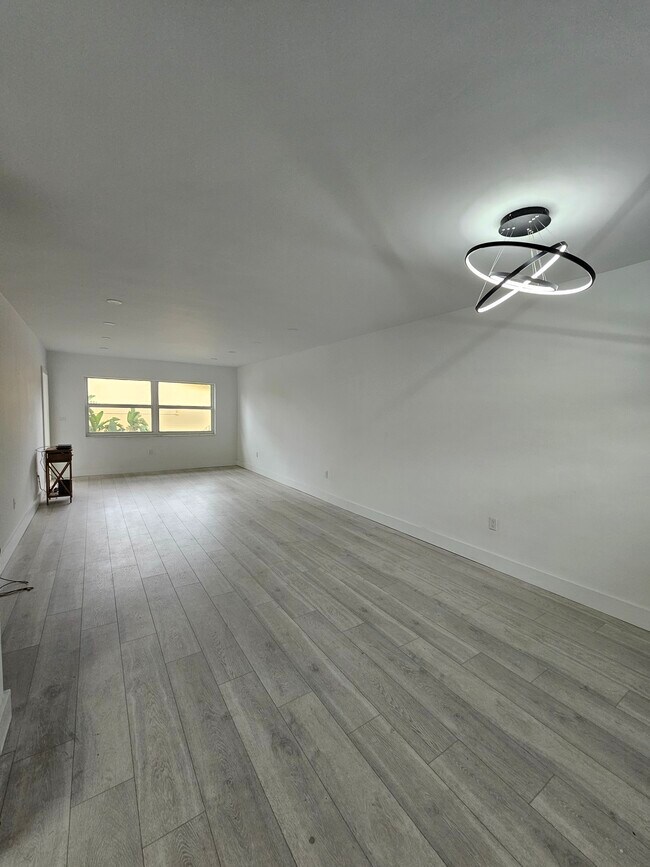 Building Photo - 20111 NE 27th Ct