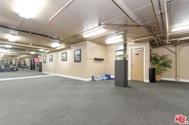 Building Photo - 10982 Roebling Ave