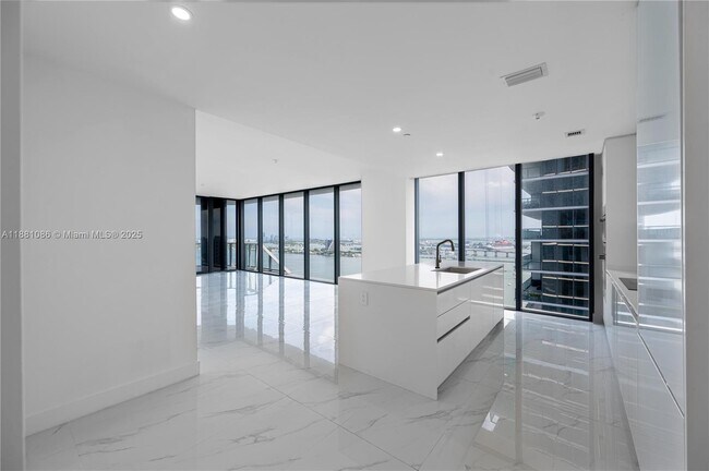 Building Photo - 700 NE 24th St