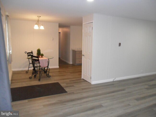 Building Photo - 301 Tichy Dr