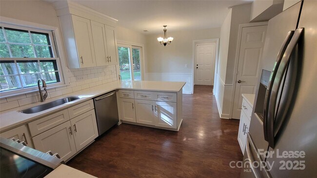 Building Photo - 9424 Whitethorn Dr