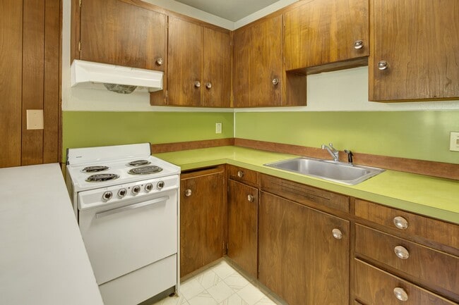 Country Lane Apartments - Kitchen - Country Lane