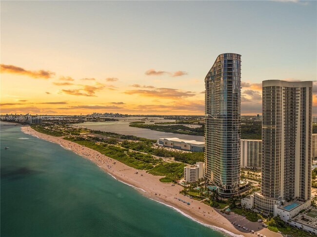 Building Photo - 15701 Collins Ave