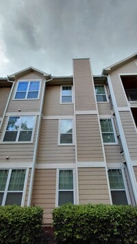 Building Photo - Spacious 3 bedroom, 2 bath Condo located i...