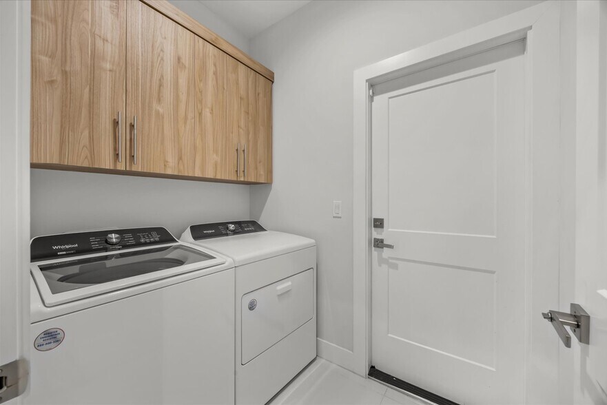 Building Photo - 419 SW Namoit Pl