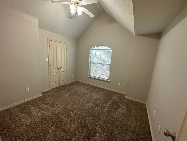 Building Photo - 2 BED 2 BATH TOWNHOME ON SHUTTLE ROUTE NEAR CAMPUS -  WITH POOL!
