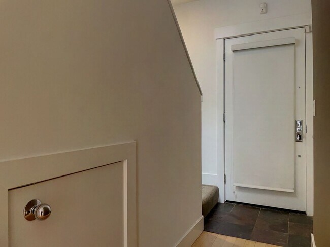 Building Photo - Modern 2 Bed, 1.5 Bath + Parking - Alamo S...