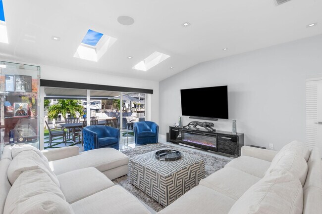 Building Photo - 2813 NE 29th St