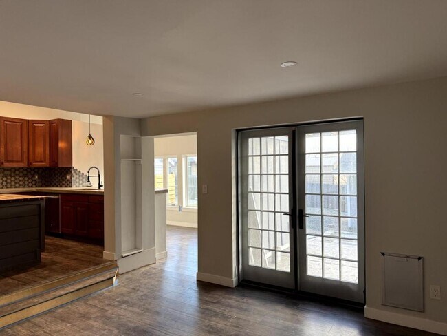 Building Photo - 6175 N Lamar St