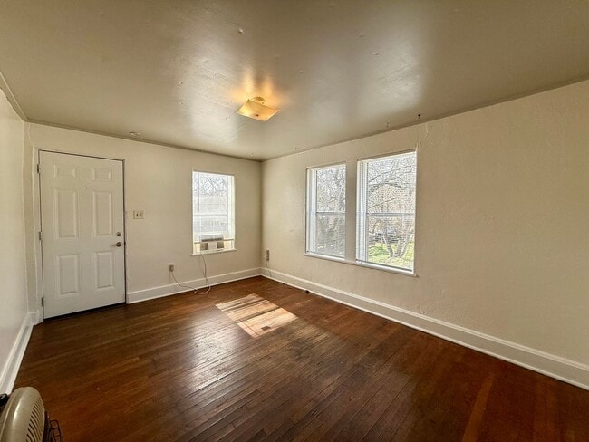 Building Photo - 1/1 Garage Apartment