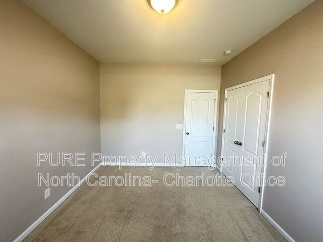 Building Photo - 3520 Larkhaven Ave SW