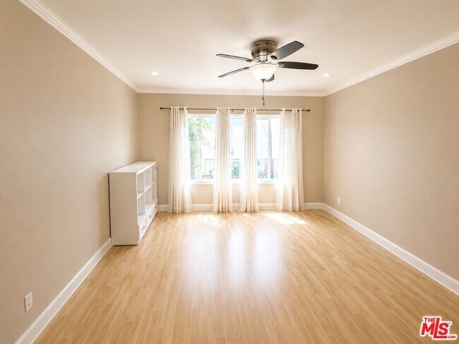 Building Photo - 5870 Green Valley Cir